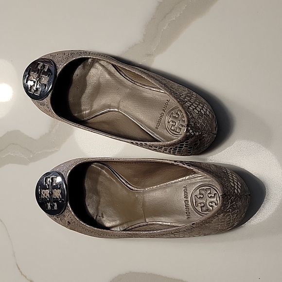 Tory Burch Metallic Silver Pewter Pyton Reva Flats Size 6 - Picture 12 of 16
